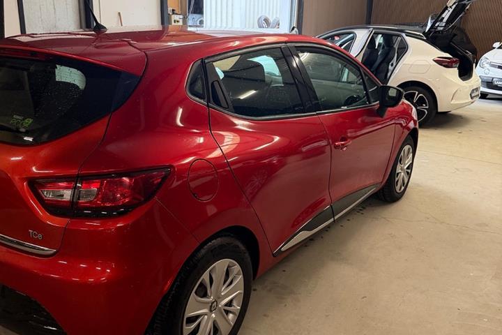 Rød Renault Clio IV fra 2016