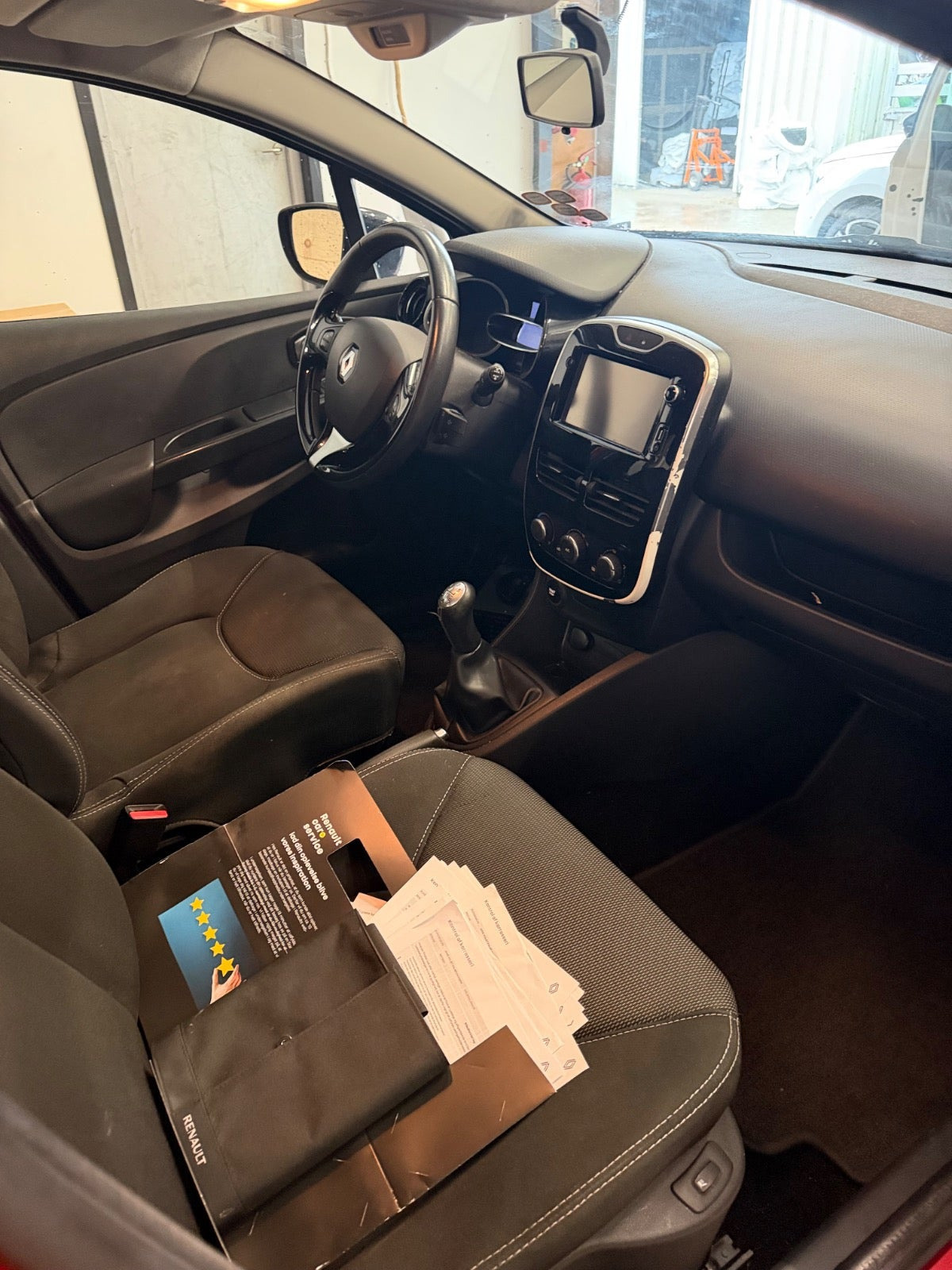 Rød Renault Clio IV fra 2016