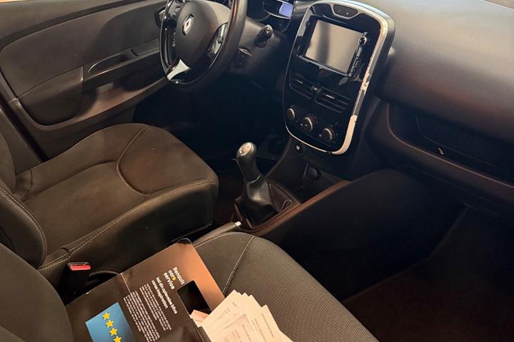 Rød Renault Clio IV fra 2016