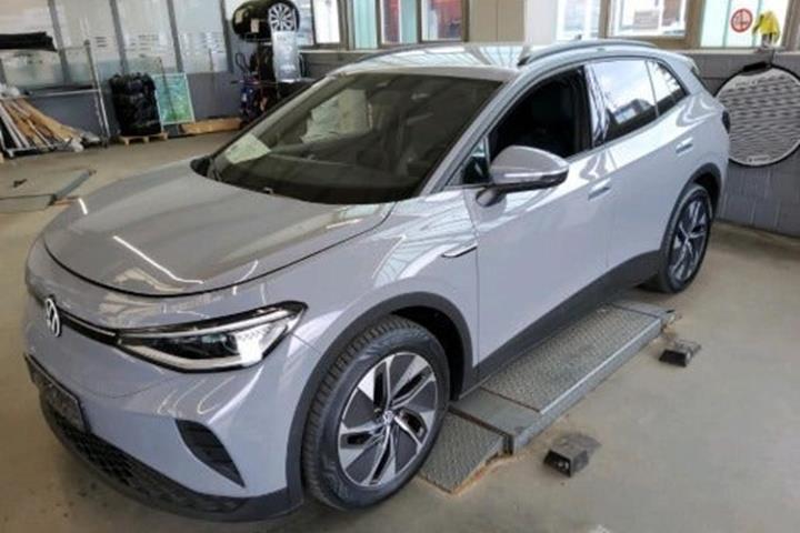 Grå VW ID.4 fra 2023 set udefra