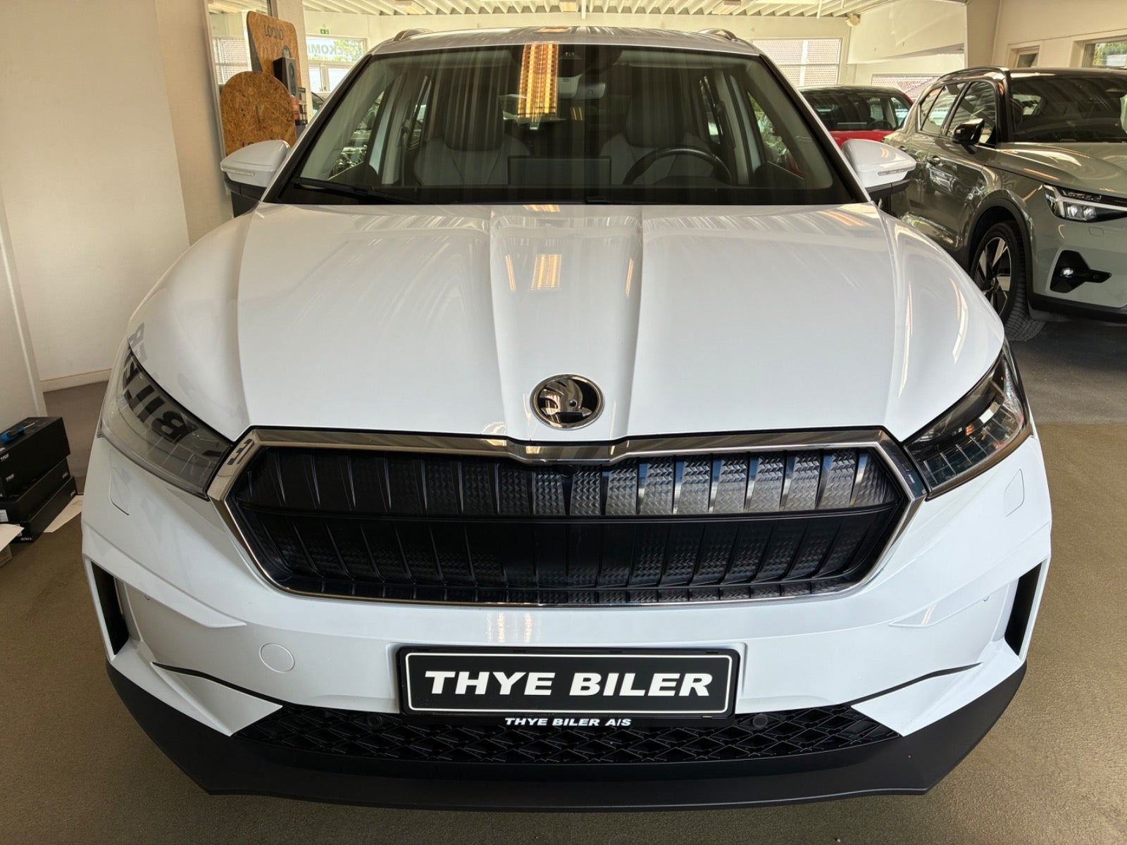 Hvid Skoda Enyaq fra 2023