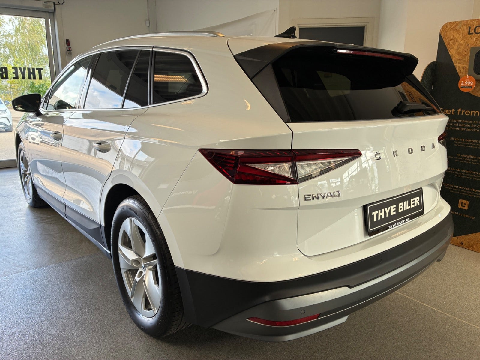 Hvid Skoda Enyaq fra 2023