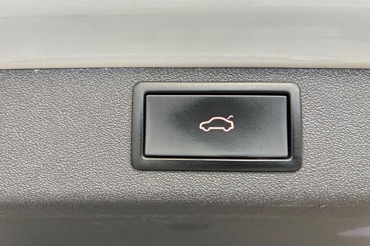 Hvid Skoda Enyaq fra 2023