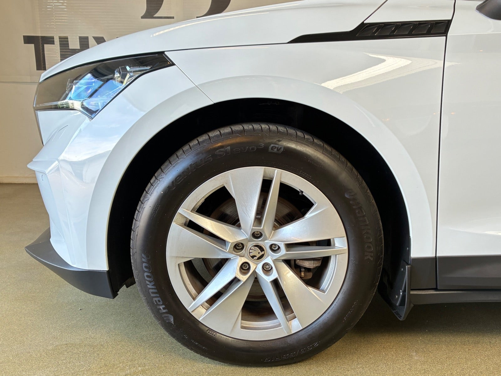 Hvid Skoda Enyaq fra 2023
