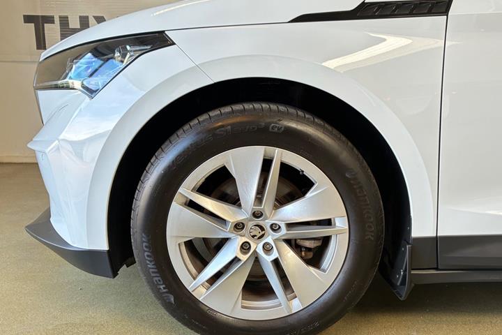 Hvid Skoda Enyaq fra 2023