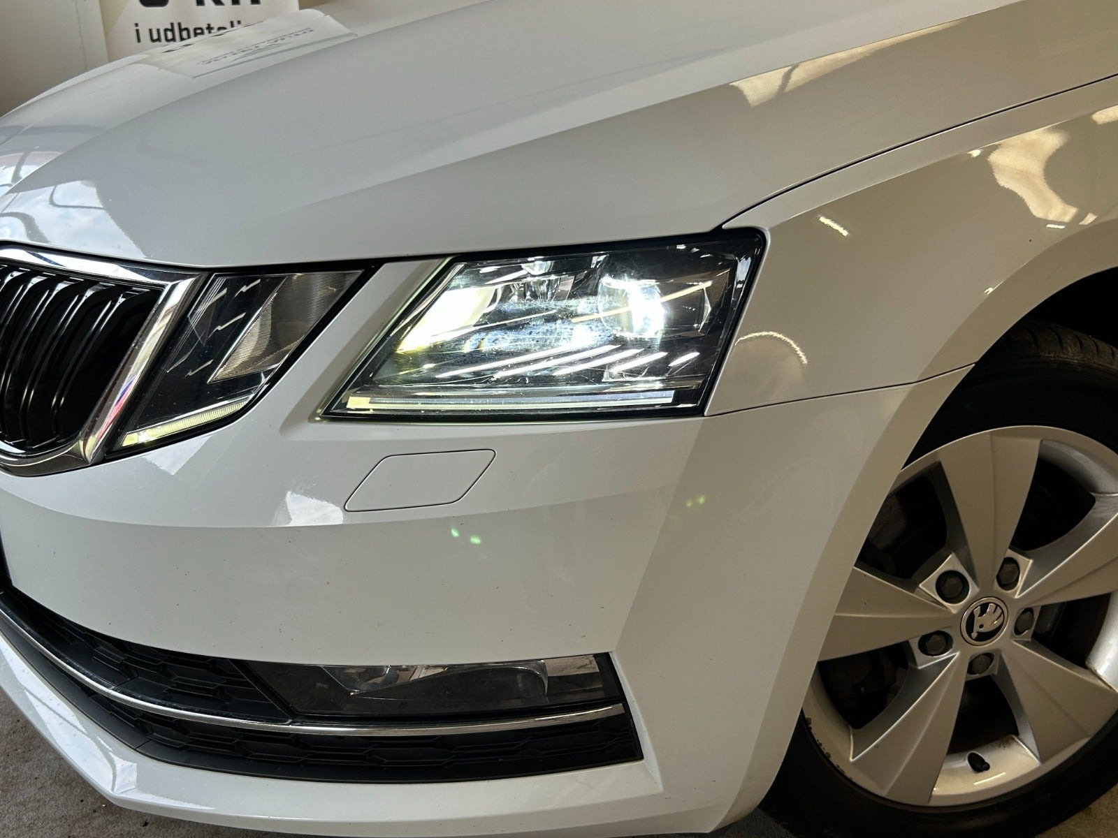Gul Skoda Octavia fra 2018