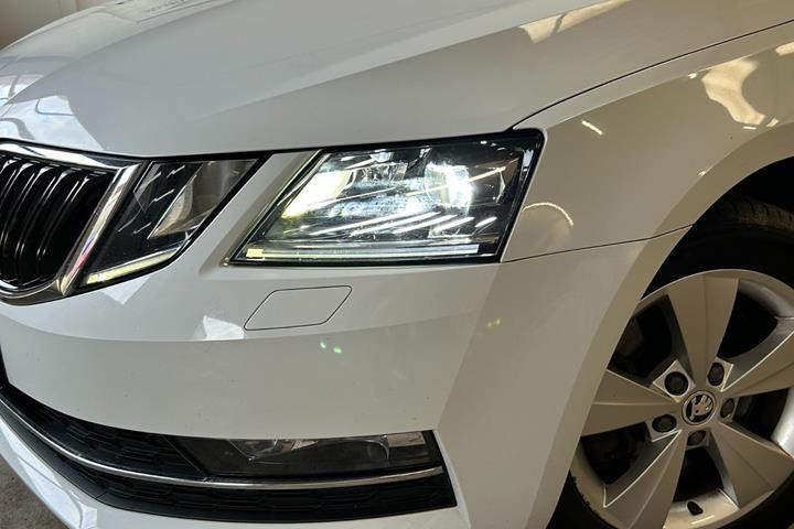 Gul Skoda Octavia fra 2018