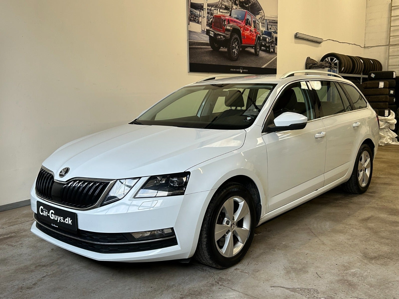 Gul Skoda Octavia fra 2018