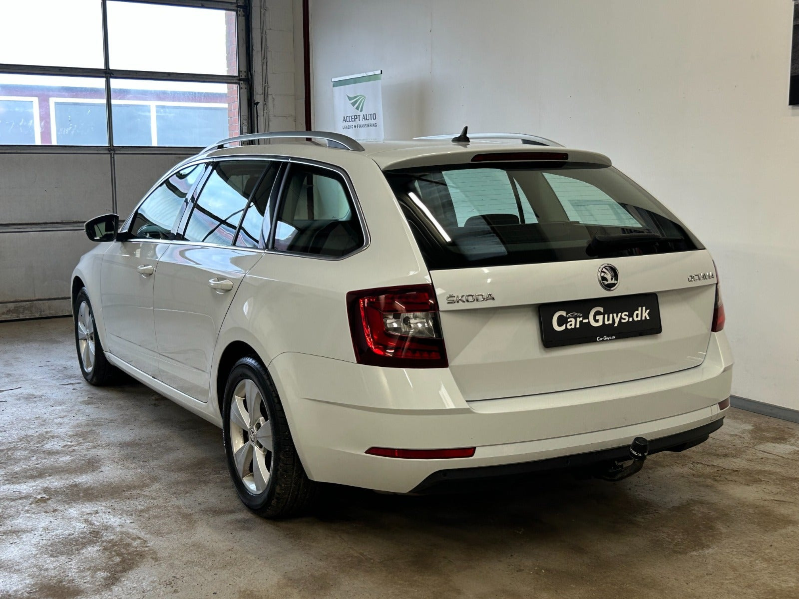 Gul Skoda Octavia fra 2018