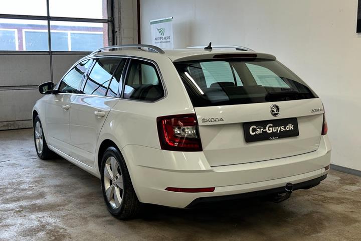 Gul Skoda Octavia fra 2018