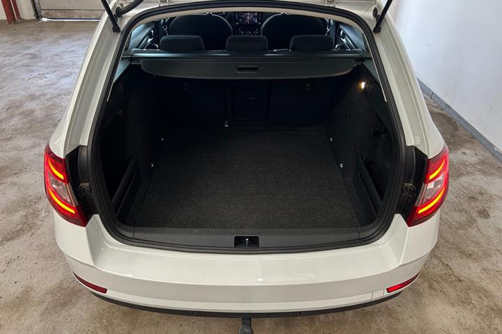 Gul Skoda Octavia fra 2018