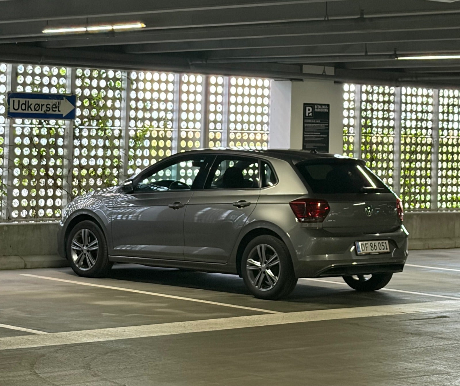 Grå VW Polo fra 2018