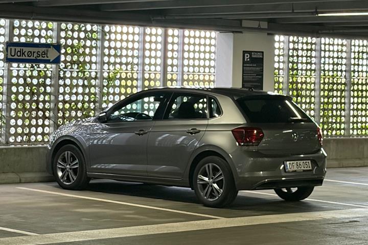 Grå VW Polo fra 2018