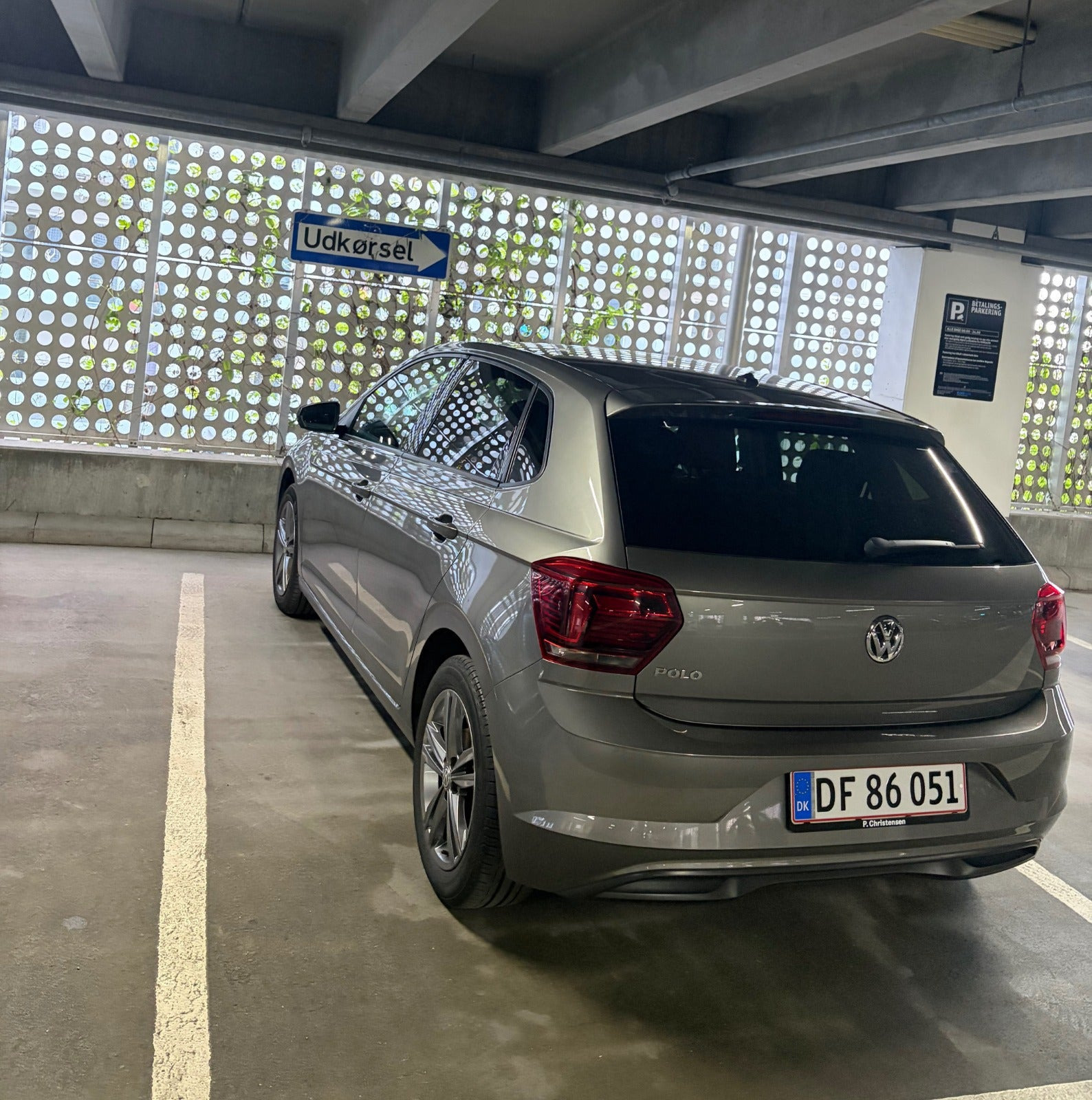 Grå VW Polo fra 2018