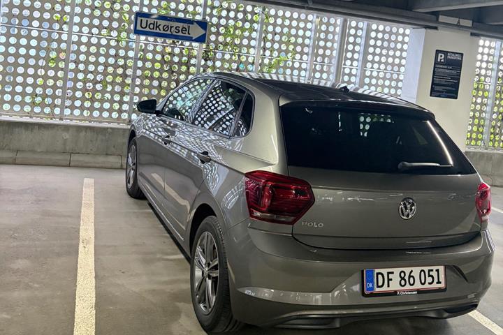 Grå VW Polo fra 2018
