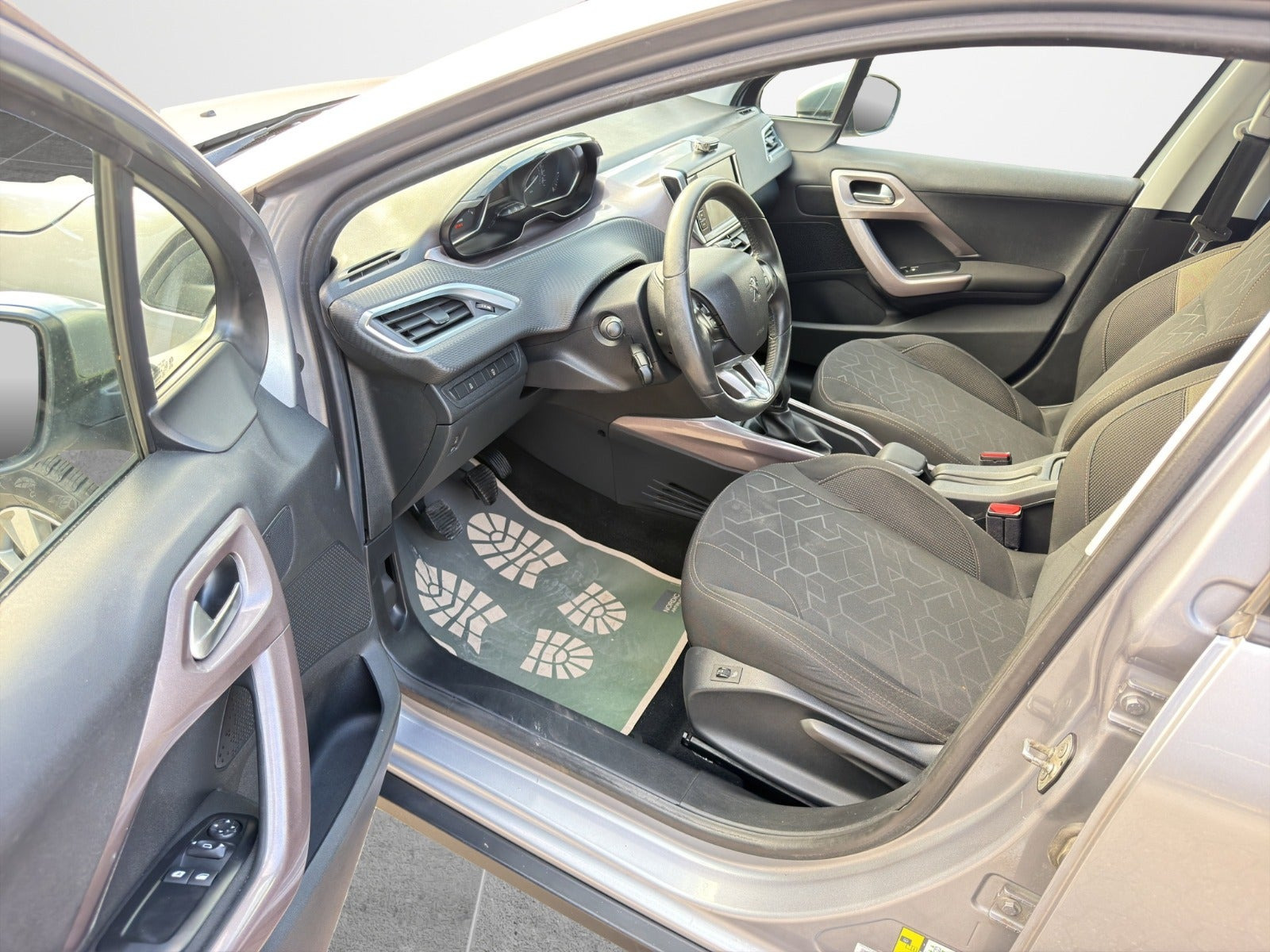 Grå Peugeot 2008 fra 2015