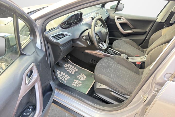 Grå Peugeot 2008 fra 2015
