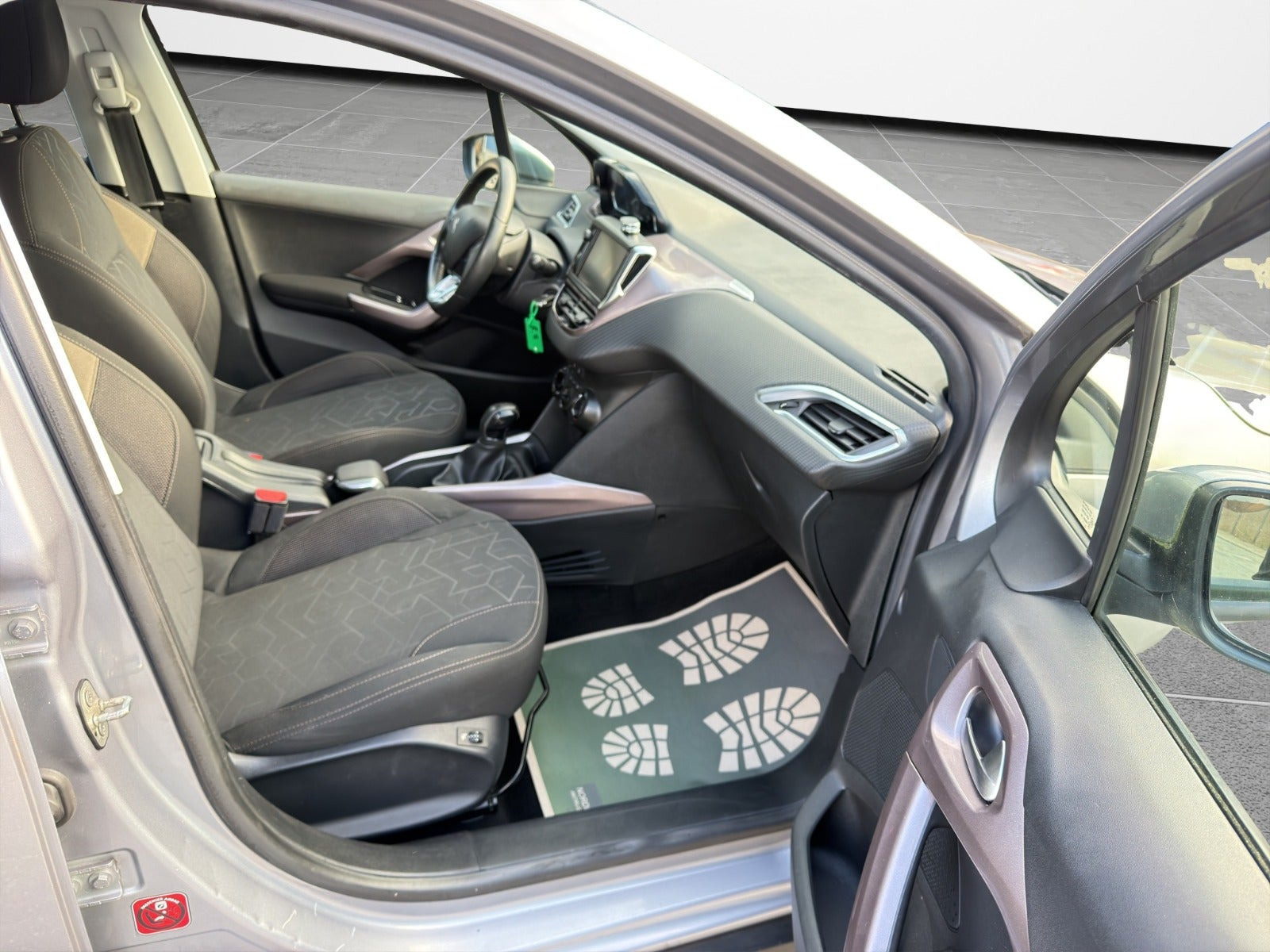 Grå Peugeot 2008 fra 2015