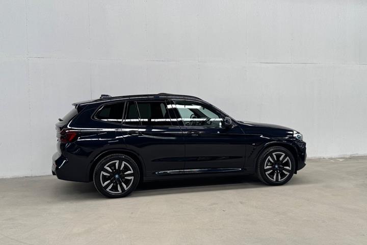 Sort BMW iX3 fra 2023