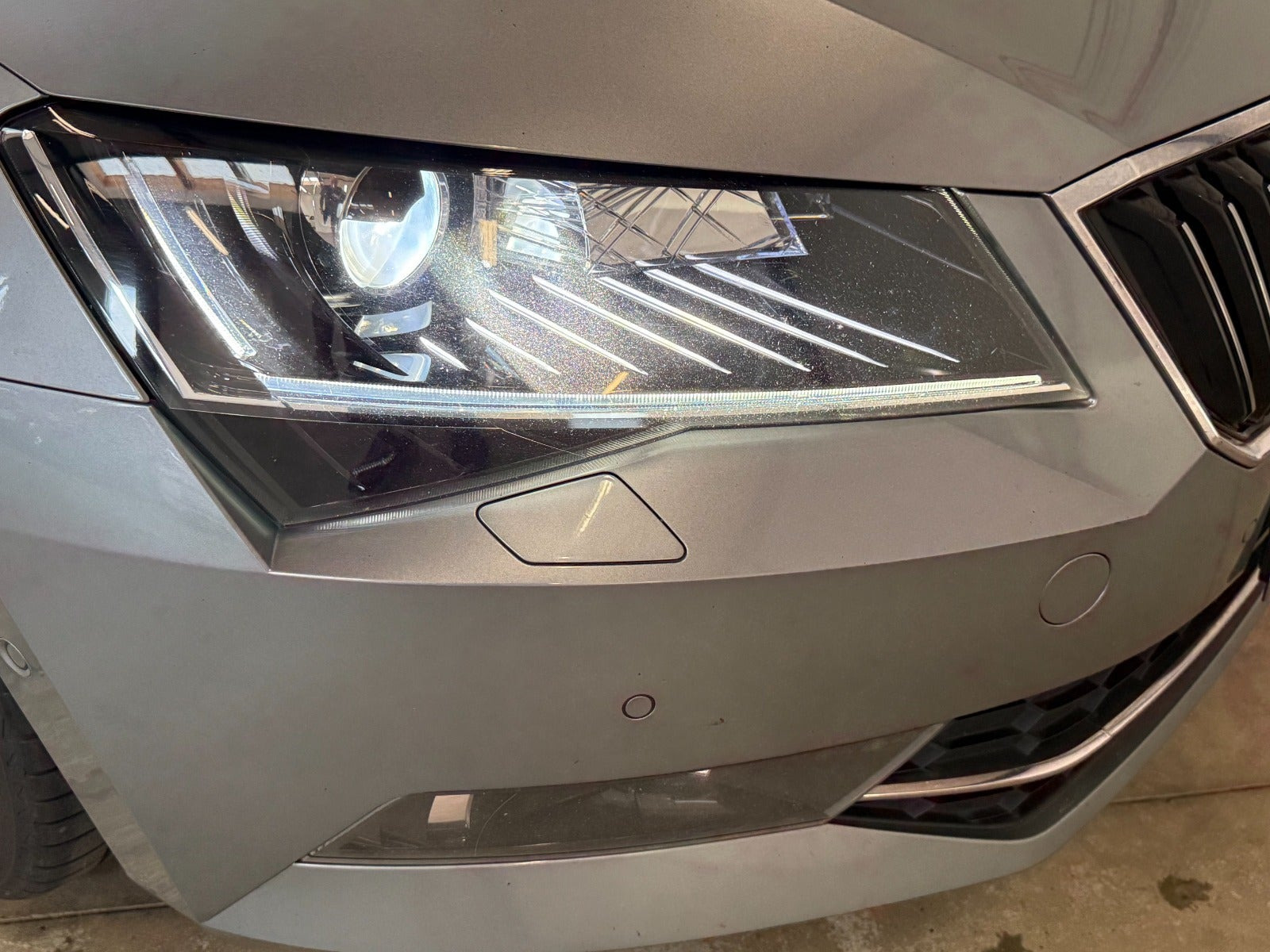 Grå Skoda Superb fra 2019