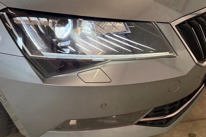 Grå Skoda Superb fra 2019