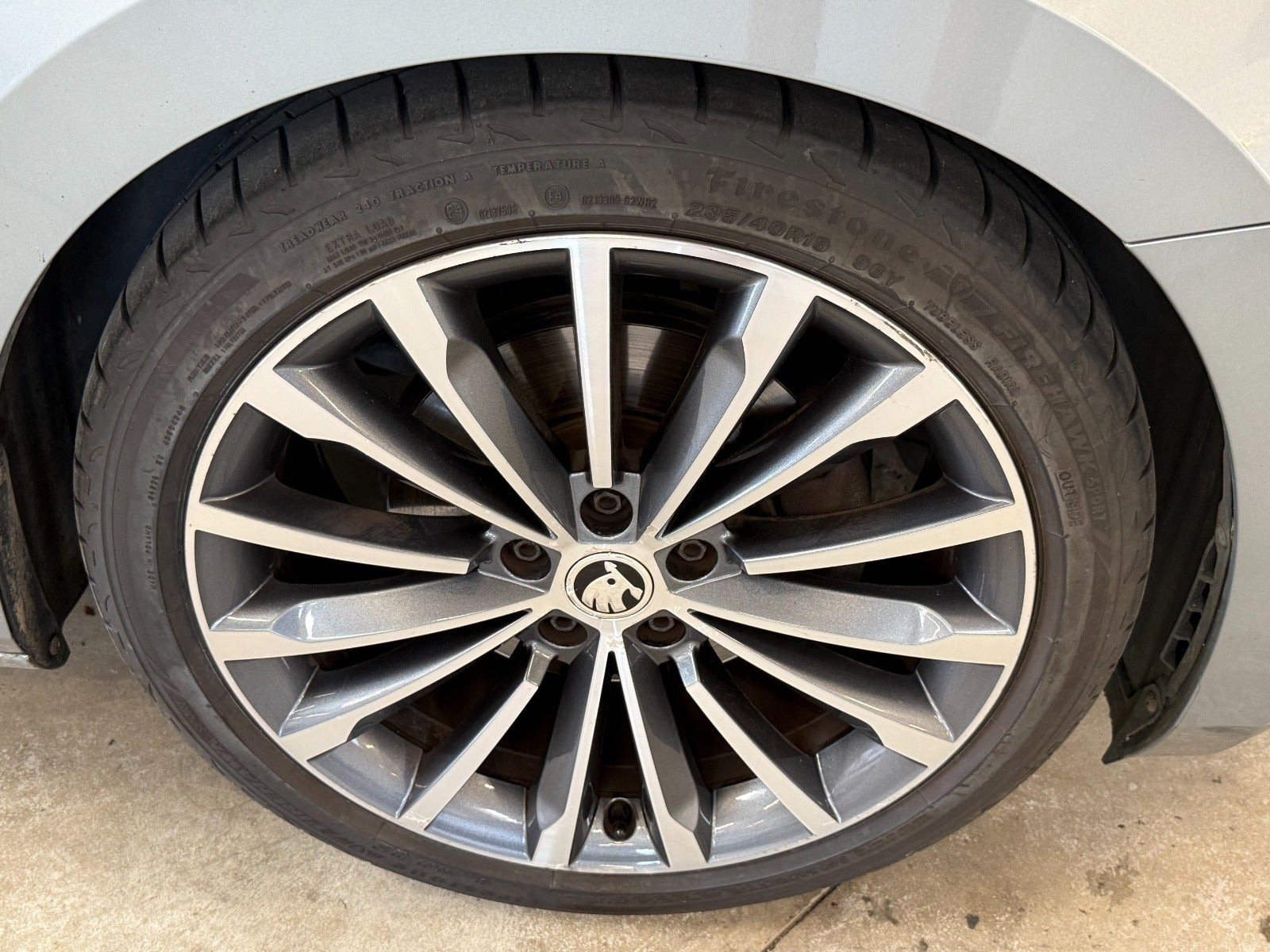 Grå Skoda Superb fra 2019