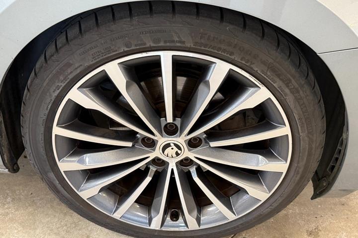 Grå Skoda Superb fra 2019