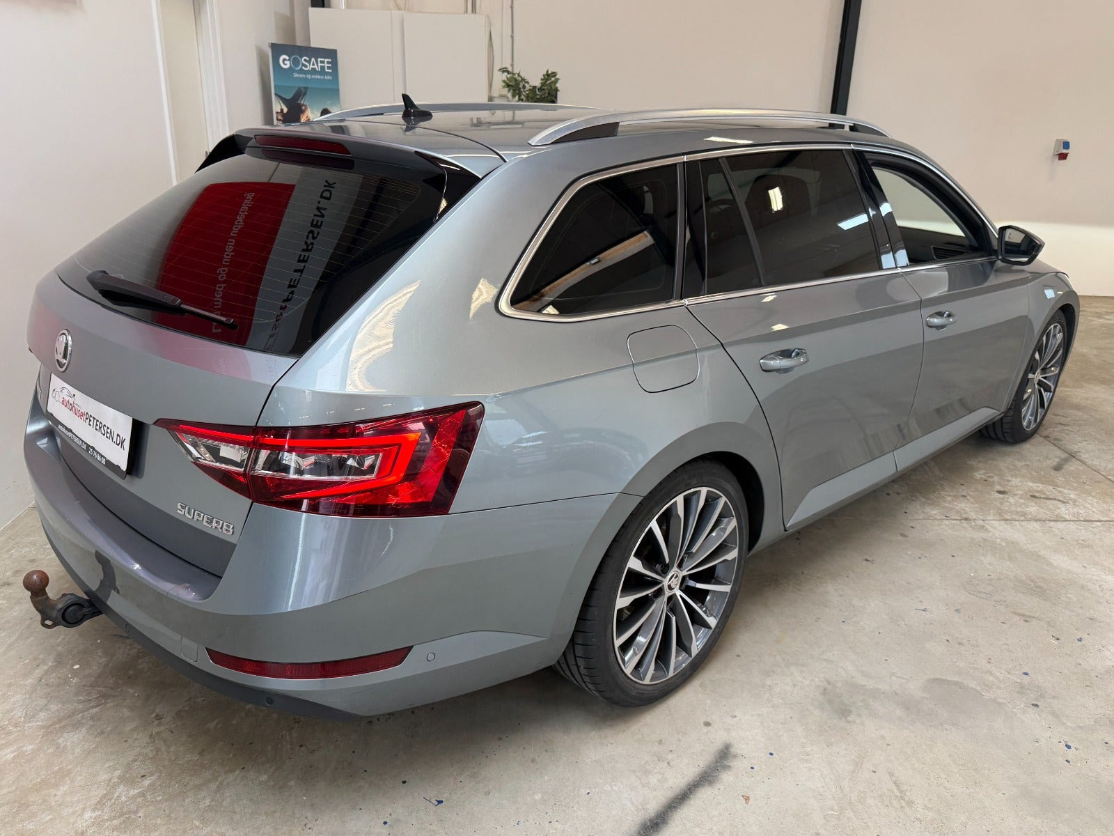 Grå Skoda Superb fra 2019