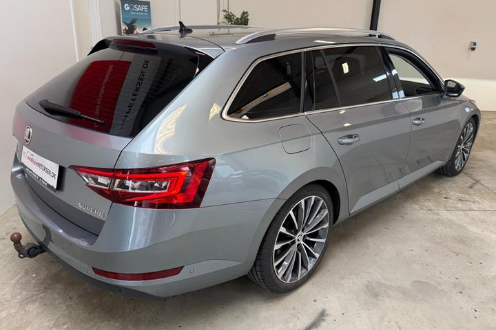 Grå Skoda Superb fra 2019