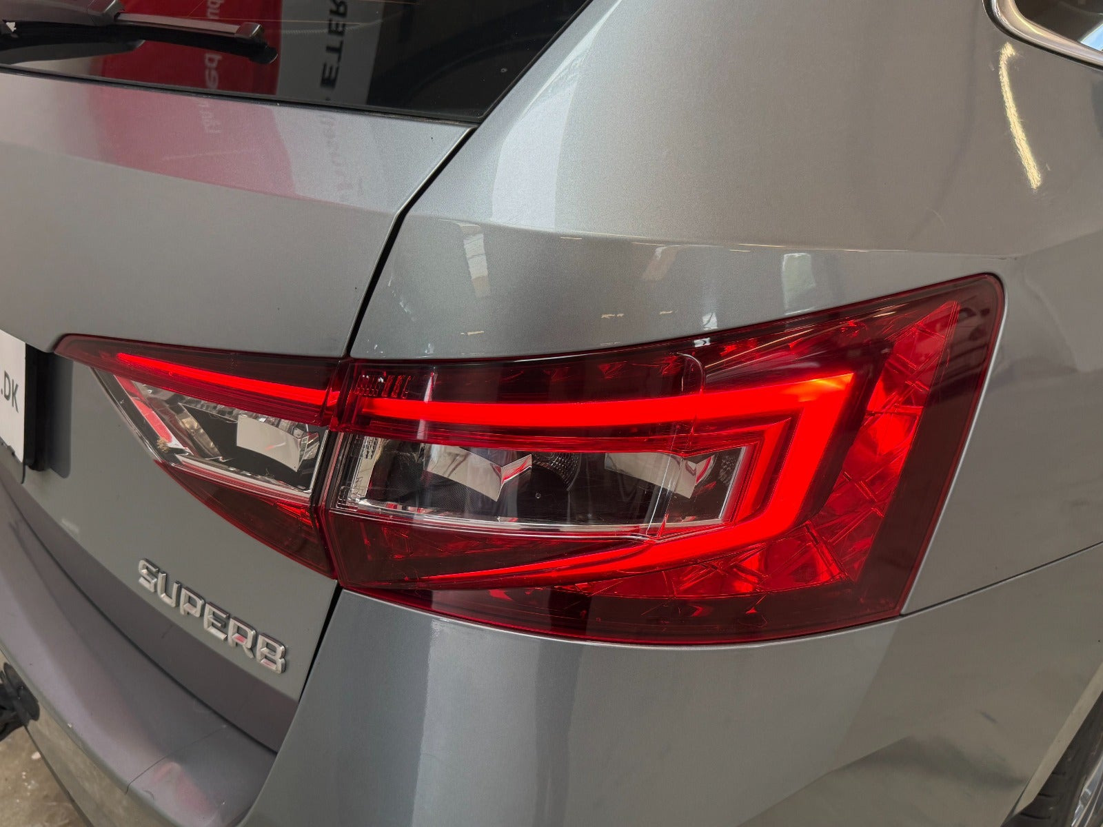 Grå Skoda Superb fra 2019