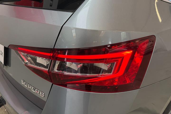 Grå Skoda Superb fra 2019