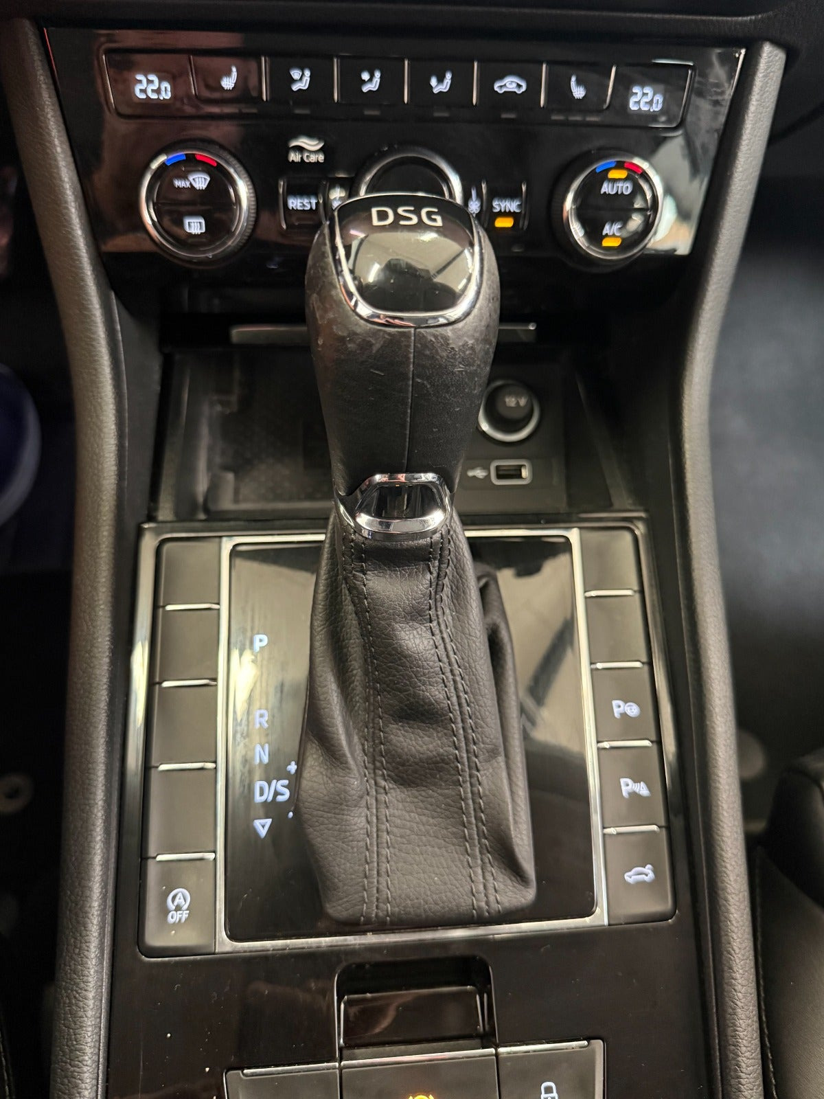 Grå Skoda Superb fra 2019