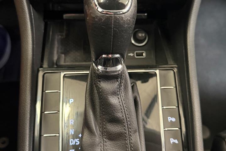 Grå Skoda Superb fra 2019