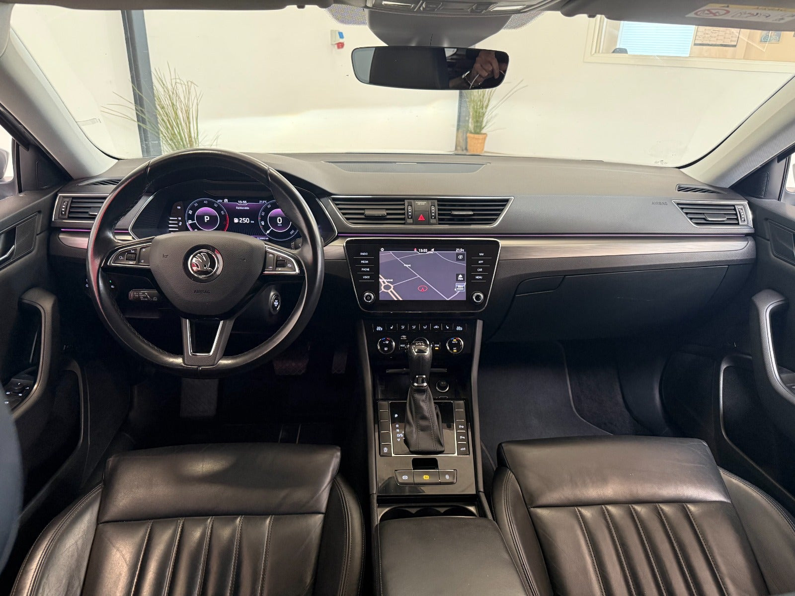 Grå Skoda Superb fra 2019