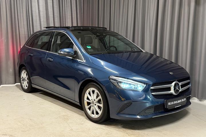 Blå Mercedes B200 fra 2020