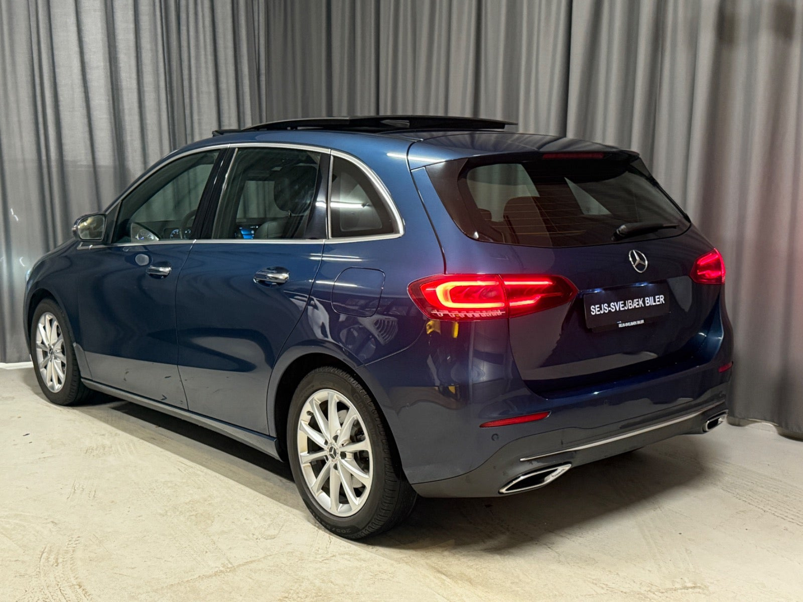 Blå Mercedes B200 fra 2020