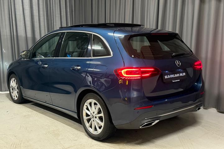 Blå Mercedes B200 fra 2020