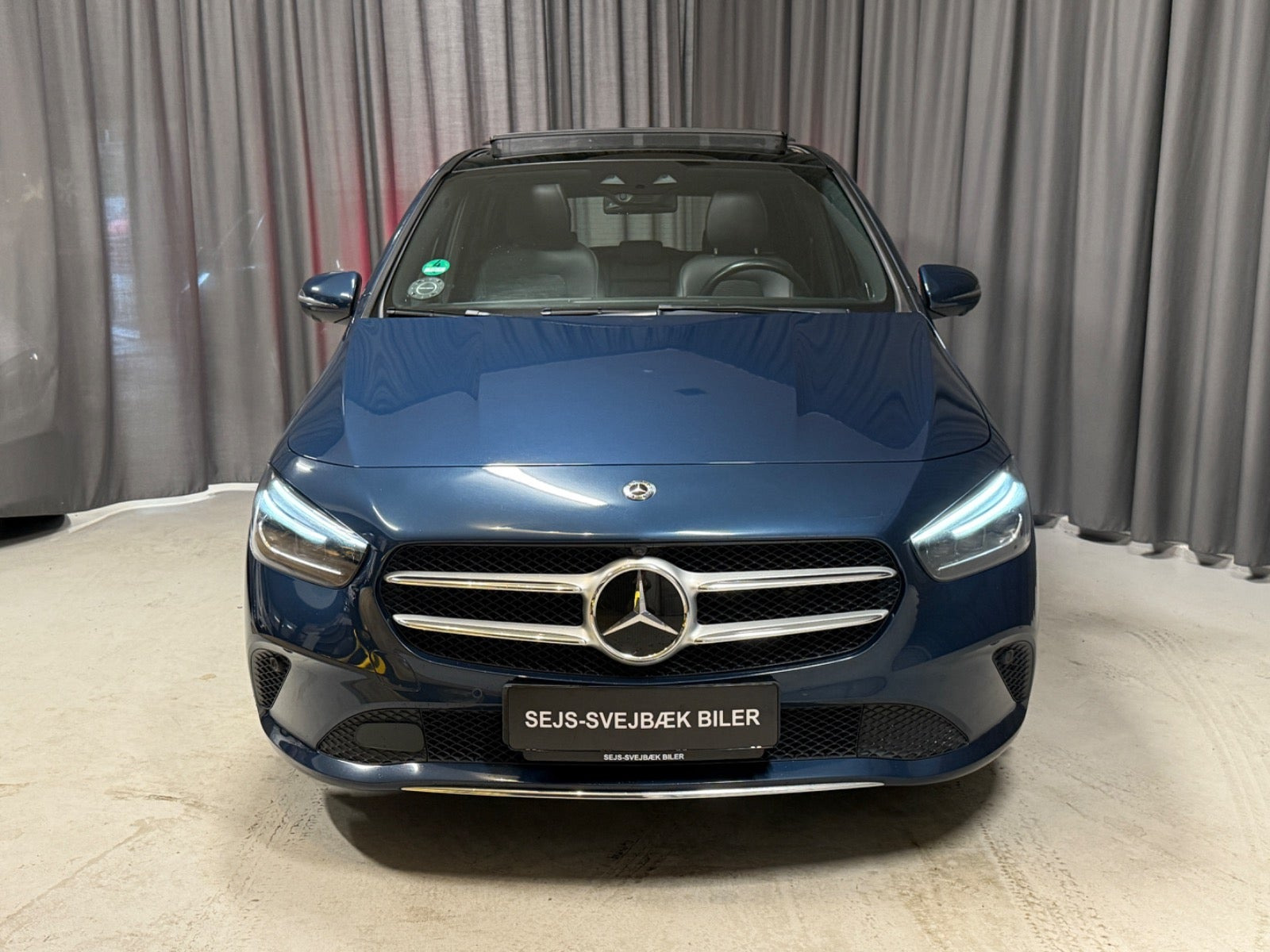 Blå Mercedes B200 fra 2020