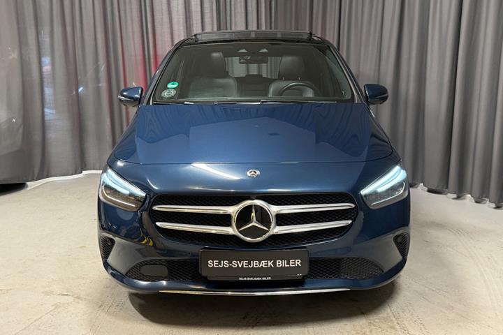 Blå Mercedes B200 fra 2020