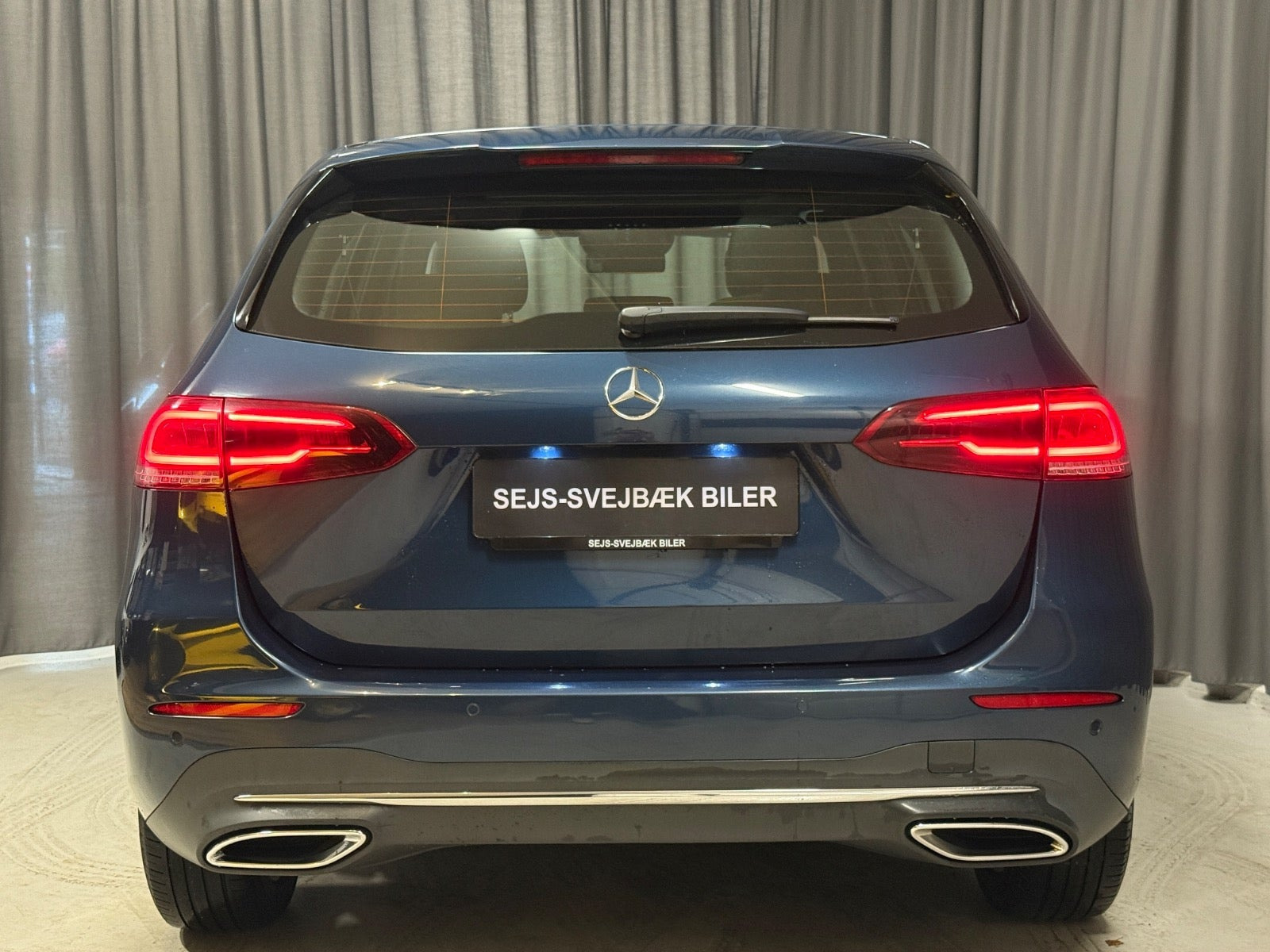 Blå Mercedes B200 fra 2020