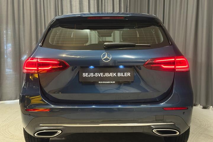 Blå Mercedes B200 fra 2020