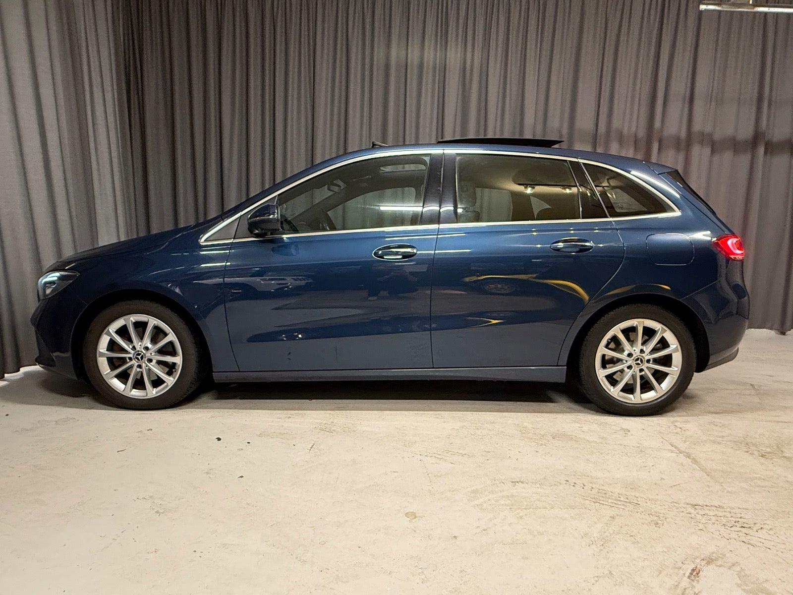 Blå Mercedes B200 fra 2020