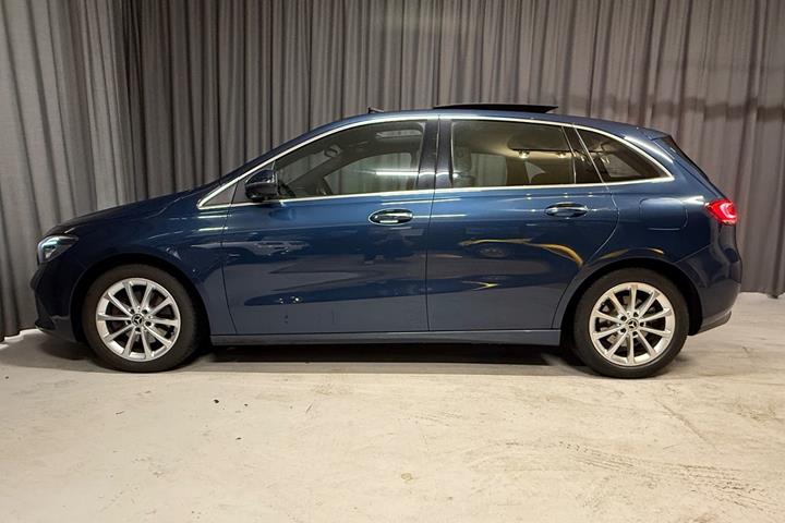 Blå Mercedes B200 fra 2020