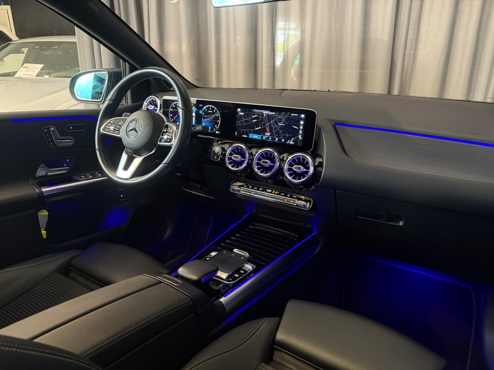 Blå Mercedes B200 fra 2020