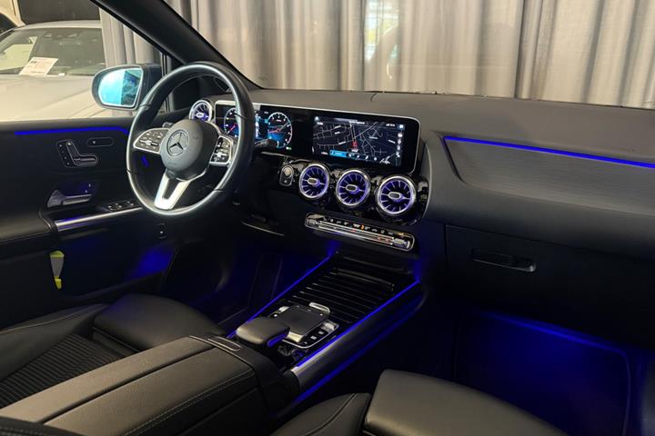 Blå Mercedes B200 fra 2020