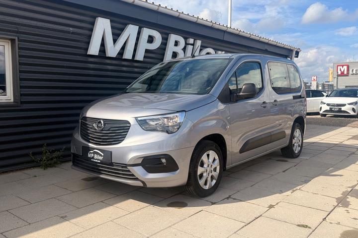 Grå Opel Combo-e Life fra 2024 set udefra