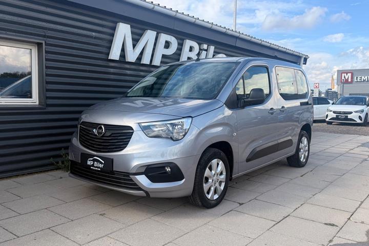 Grå Opel Combo-e Life fra 2024 set udefra