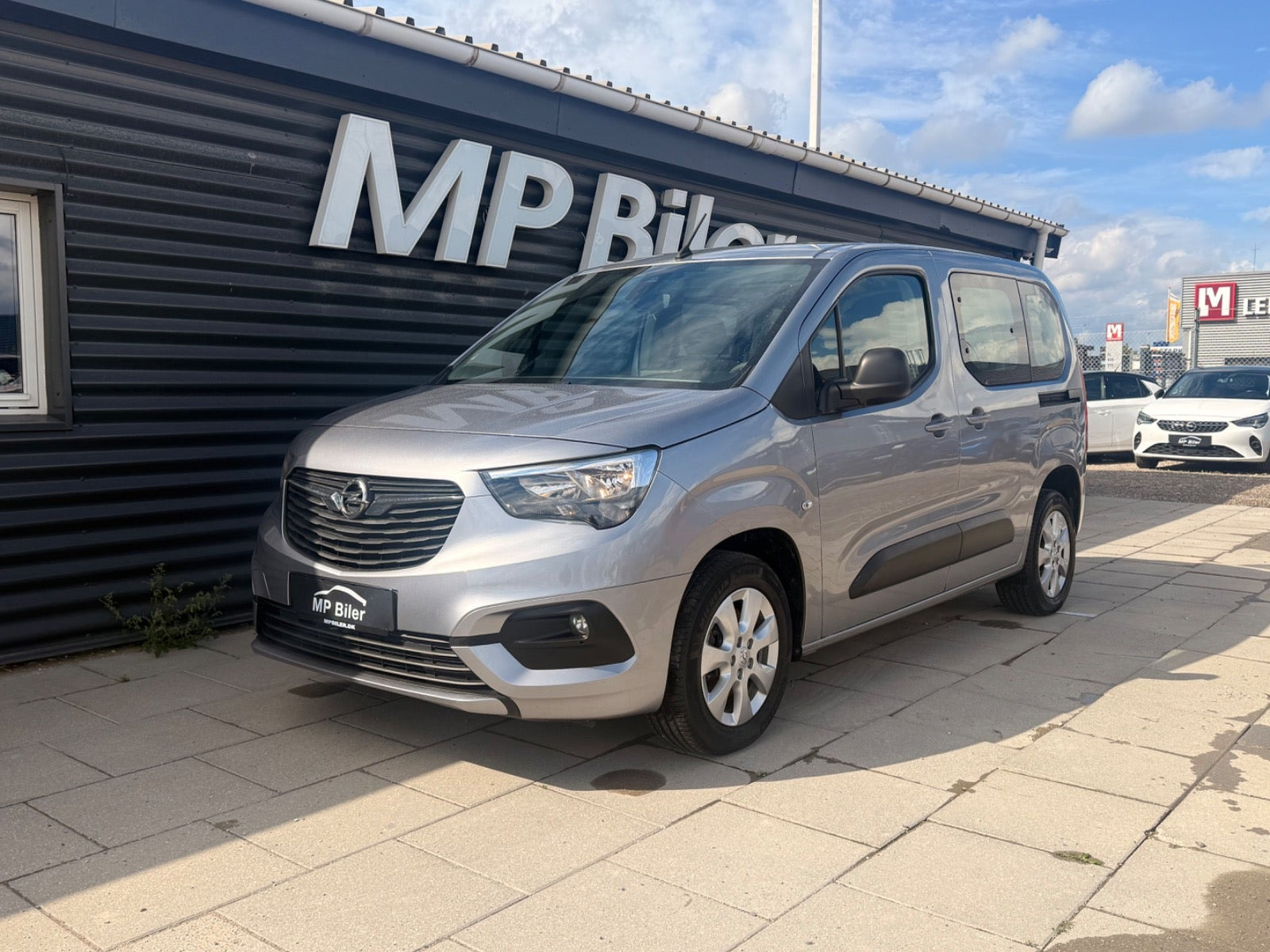 Grå Opel Combo-e Life fra 2024