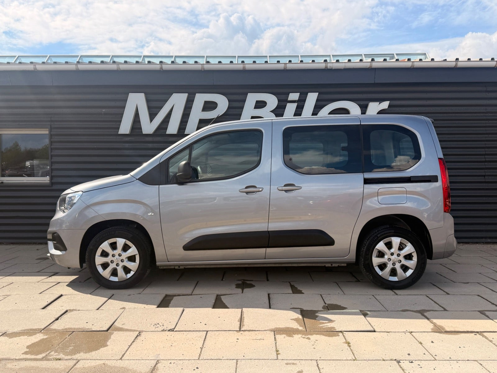 Grå Opel Combo-e Life fra 2024