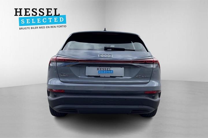 Grå Audi Q4 e-tron fra 2023